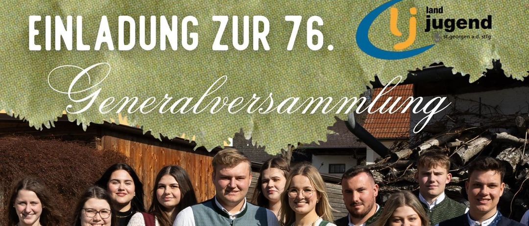 Plakat mit dem Titel 'Generalversammlung'. Es listet die Tagesordnung für Sonntag, 15. März um 10:30 Uhr auf. Eine Gruppe von Menschen in traditioneller Kleidung steht vor einem hölzernen Hintergrund.