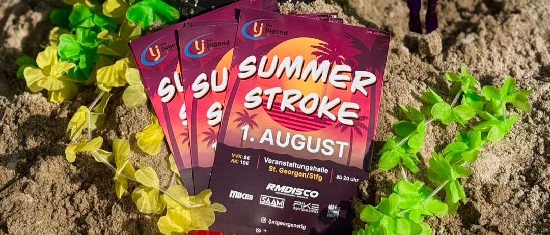Ein schwarzer Gießkanne mit tropischem Design steht auf sandigem Boden, umgeben von bunten Leis und drei Summer Stroke Event-Tickets. Die Tickets sind in leuchtenden Farben mit tropischem Thema und das Datum 1. August ist prominent angezeigt.