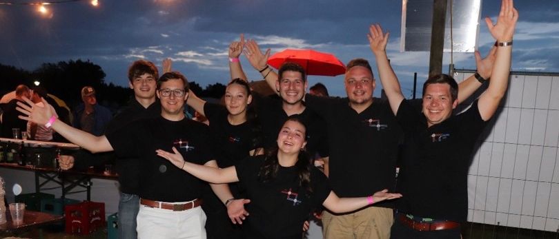 Bild enthält, T-Shirt, People, Person, Shorts, Photography, Portrait, Pants, Shelter, Adult, Woman