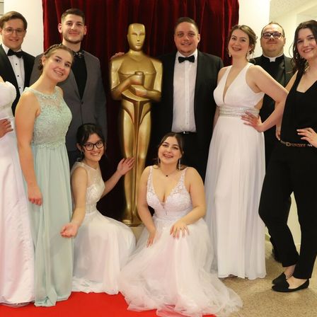 Bild enthält, Formal Wear, Dress, Fashion, Suit, Adult, Female, Person, Woman, Gown, Wedding Gown