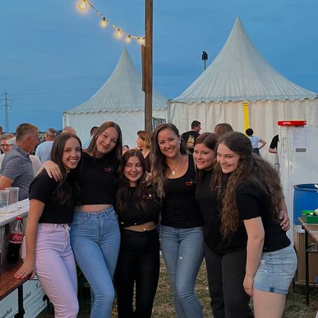 Bild enthält, Pants, Jeans, People, Person, Shorts, Adult, Male, Man, Female, Woman