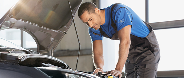 Bild enthält, Adult, Male, Man, Person, Car, Transportation, Vehicle, Machine, Wheel, Car Engine