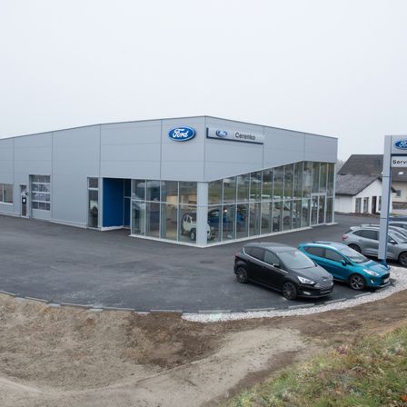 Bild enthält, Car, Car Dealership, Transportation, Vehicle, Outdoors, Aerial View, Person, Machine, Wheel