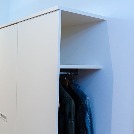 Bild enthält, Furniture, Closet, Cupboard, Wardrobe, Clothing, Jeans, Pants