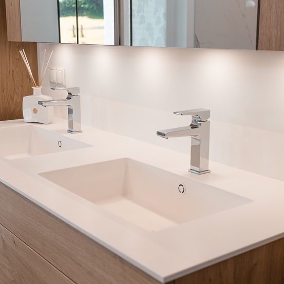 Bild enthält, Sink, Sink Faucet, Double Sink, Electrical Device, Switch