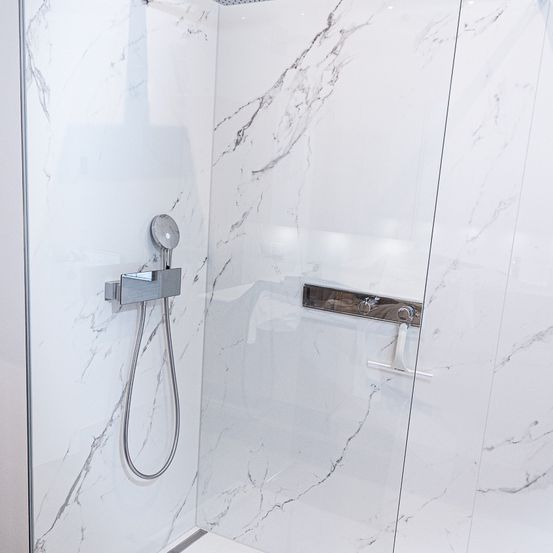 Bild enthält, Indoors, Bathroom, Room, Shower
