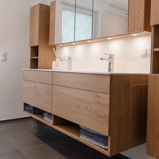 Bild enthält, Indoors, Interior Design, Furniture, Sideboard, Wood, Sink, Cabinet, Sink Faucet