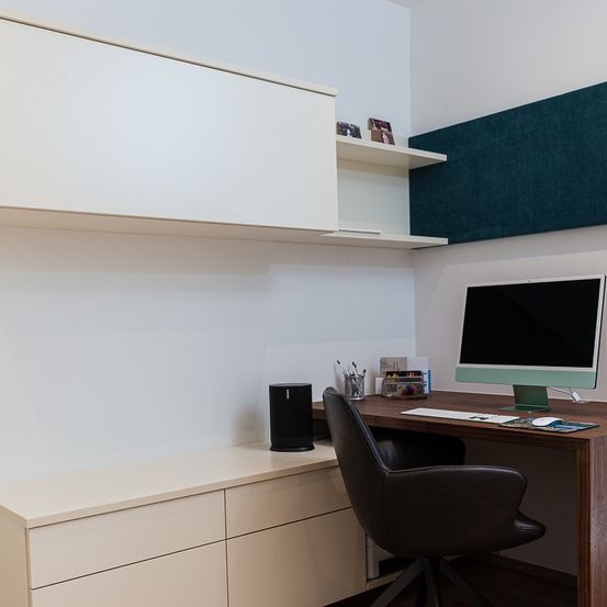 Bild enthält, Furniture, Table, Desk, Chair, Interior Design, Screen, Computer Hardware, Monitor, Corner, Computer