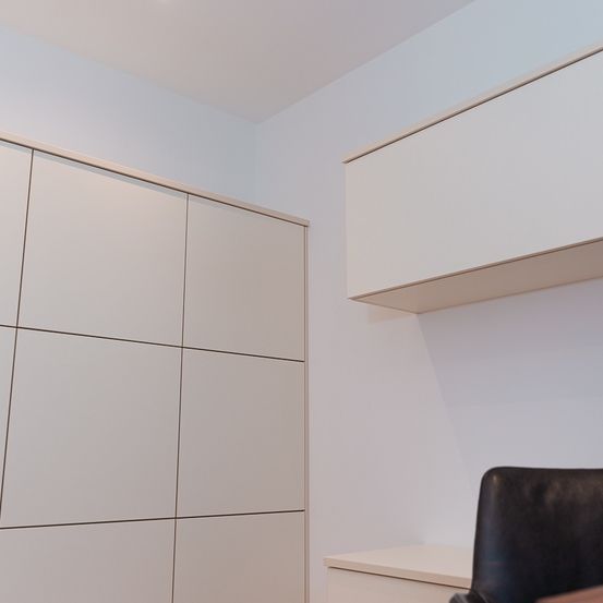 Bild enthält, Indoors, Interior Design, Furniture, Closet, Cupboard, Cabinet, Building, Chair