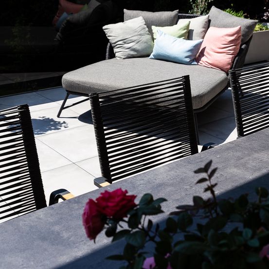 Bild enthält, Cushion, Home Decor, Interior Design, Plant, Potted Plant, Couch, Backyard, Chair, Patio, Table