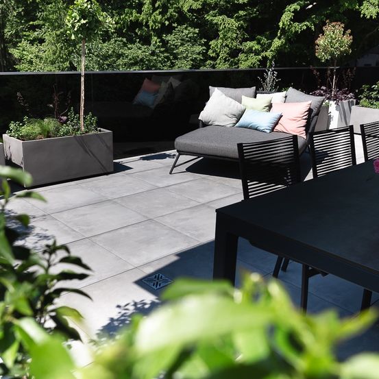 Bild enthält, Backyard, Nature, Outdoors, Couch, Interior Design, Plant, Garden, Patio, Chair, Table