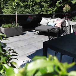 Bild enthält, Backyard, Nature, Outdoors, Couch, Interior Design, Plant, Garden, Patio, Chair, Table