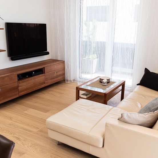 Bild enthält, Interior Design, Computer Hardware, Hardware, Monitor, Screen, Furniture, Living Room, Home Decor, TV, Plant