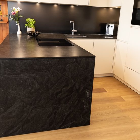 Bild enthält, Indoors, Interior Design, Kitchen, Floor, Flooring, Kitchen Island, Sink, Sink Faucet, Wood, Plant