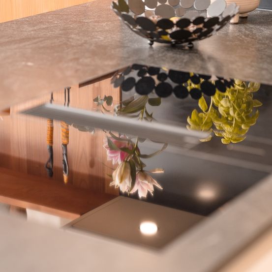 Bild enthält, Indoors, Interior Design, Flower, Flower Arrangement, Furniture, Table, Kitchen, Drawer, Tabletop