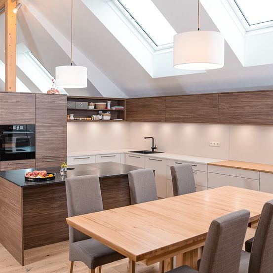 Bild enthält, Indoors, Interior Design, Dining Room, Dining Table, Table, Wood, Kitchen, Window, Sink Faucet, Chair