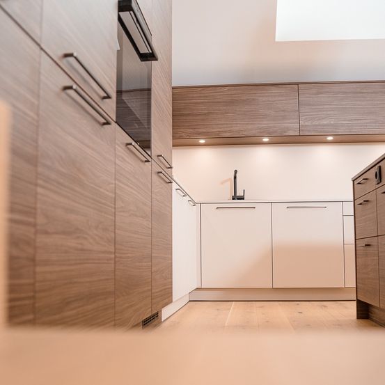 Bild enthält, Indoors, Interior Design, Floor, Wood Panels, Wood, Flooring, Kitchen, Sink Faucet, Building