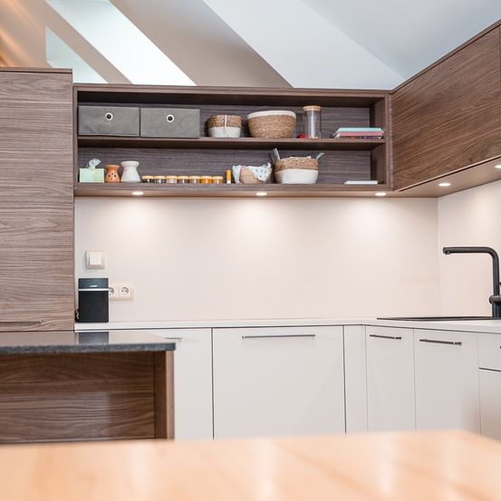 Bild enthält, Indoors, Interior Design, Kitchen, Wood, Wood Panels, Microwave, Cabinet, Furniture