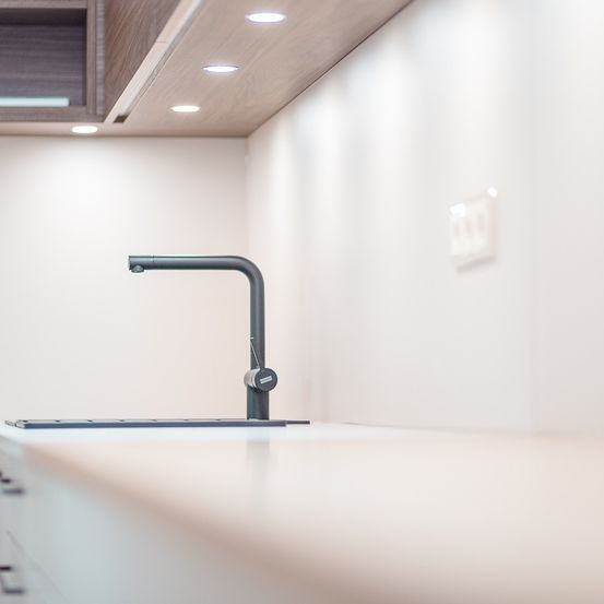 Bild enthält, Sink, Sink Faucet, Indoors, Interior Design