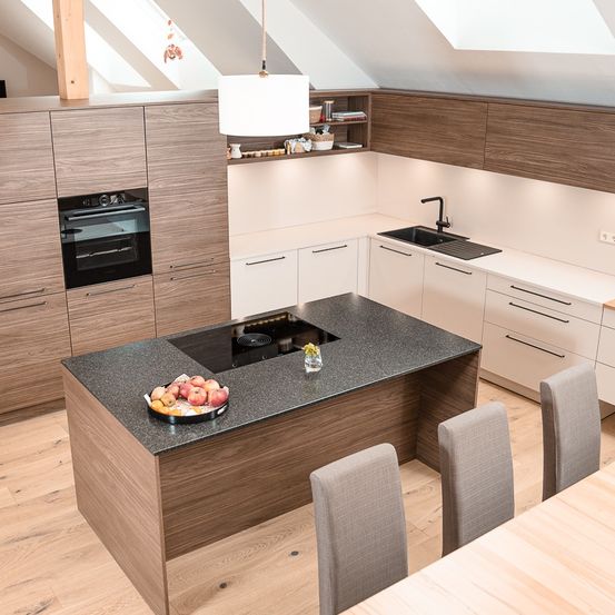 Bild enthält, Indoors, Interior Design, Kitchen, Wood, Sink, Sink Faucet, Kitchen Island, Microwave, Chair, Table