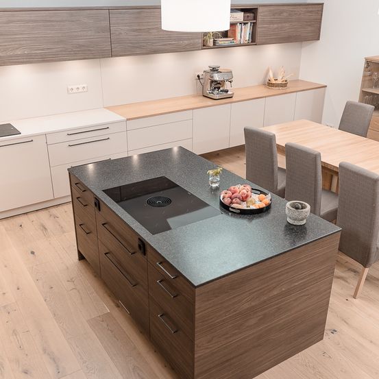 Bild enthält, Indoors, Interior Design, Furniture, Table, Dining Room, Dining Table, Kitchen, Tabletop, Chair, Kitchen Island