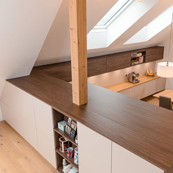 Bild enthält, Indoors, Interior Design, House, Housing, Loft, Wood, Plywood, Chair, Hardwood, Lamp