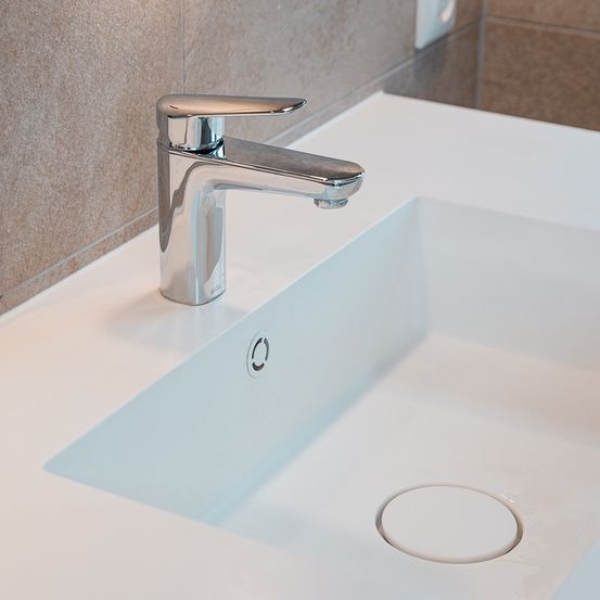 Bild enthält, Sink, Sink Faucet, Basin, Tap