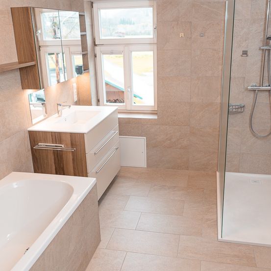 Bild enthält, Indoors, Bathing, Bathtub, Tub, Plant, Bathroom, Interior Design, Sink, Shower