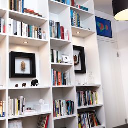 Bild enthält, Furniture, Bookcase, Lamp, Elephant, Building, Person, Horse