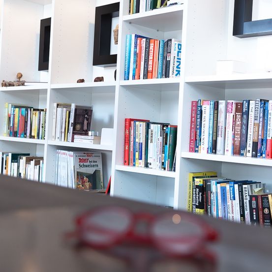 Bild enthält, Furniture, Bookcase, Accessories, Glasses, Person