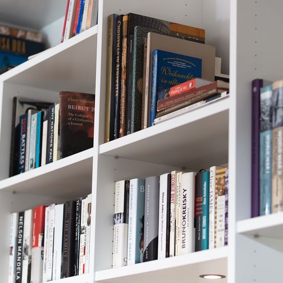 Bild enthält, Furniture, Bookcase, Book, Publication, Shelf