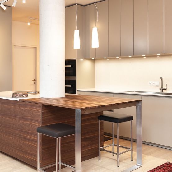 Bild enthält, Indoors, Interior Design, Kitchen, Kitchen Island, Sink Faucet, Furniture, Rug, Table, Wood