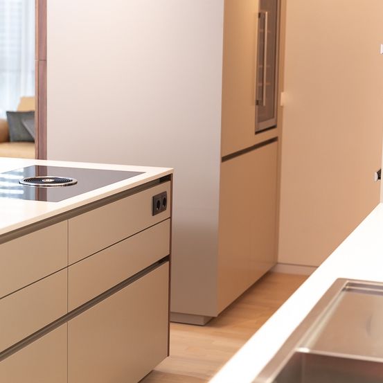 Bild enthält, Indoors, Interior Design, Drawer, Furniture, Floor, Flooring, Wood, Cabinet, Kitchen, Plywood