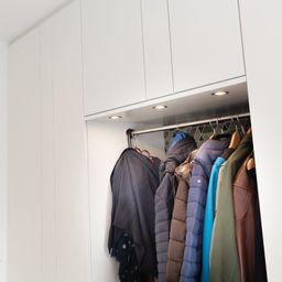 Bild enthält, Furniture, Closet, Indoors, Clothing, Coat