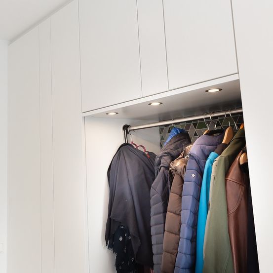 Bild enthält, Furniture, Closet, Indoors, Clothing, Coat