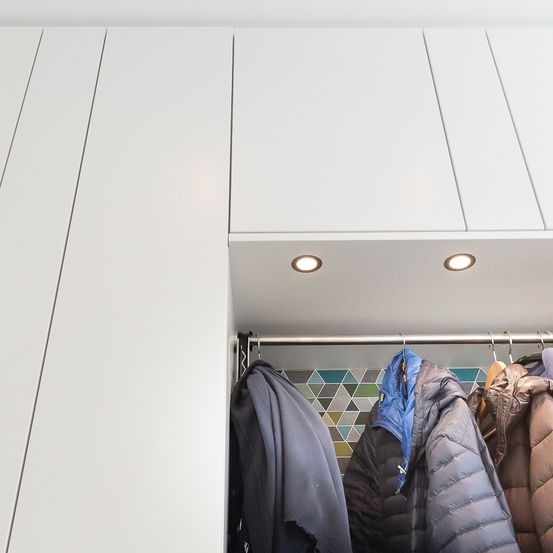 Bild enthält, Furniture, Closet, Indoors, Interior Design, Coat, Jacket, Wardrobe