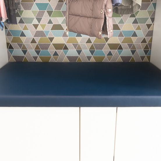 Bild enthält, Window, Windowsill, Shelf, Indoors, Interior Design, Coat, Furniture