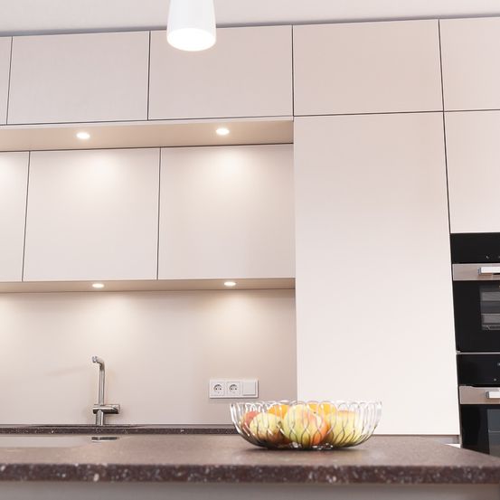 Bild enthält, Indoors, Interior Design, Kitchen, Plant