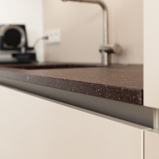 Bild enthält, Window, Windowsill, Electronics, Shelf