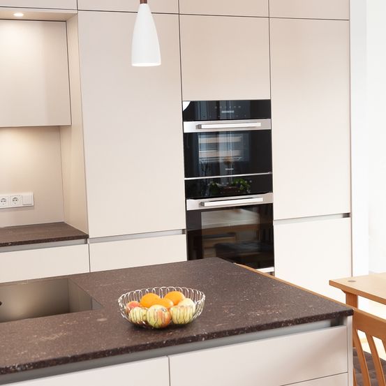 Bild enthält, Indoors, Interior Design, Kitchen, Chair, Sink, Sink Faucet