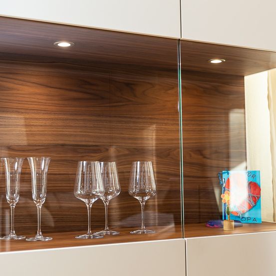 Bild enthält, Interior Design, Cabinet, Furniture, Glass, Closet, Cupboard, Wood, Sideboard, Hardwood