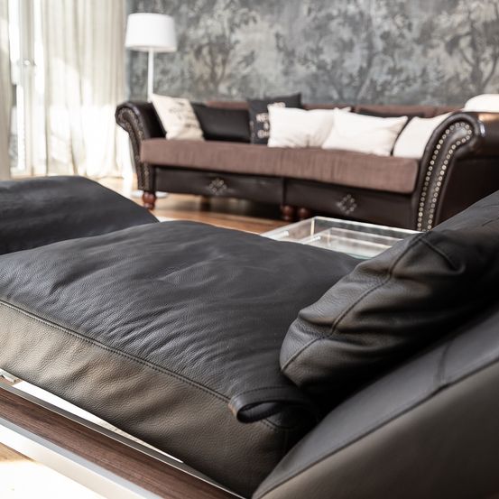 Bild enthält, Furniture, Couch, Cushion, Home Decor, Lamp, Chaise