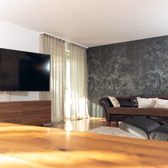 Bild enthält, Interior Design, Living Room, Wood, Screen, Computer Hardware, Monitor, Couch, Hardwood, Flooring, TV