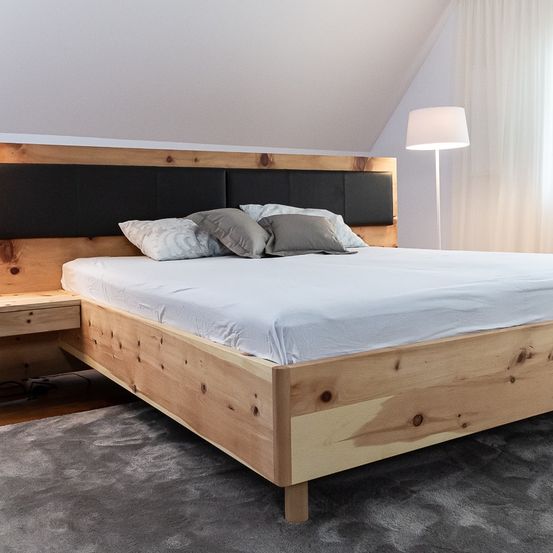 Bild enthält, Indoors, Interior Design, Furniture, Lamp, Wood, Bed, Bedroom, Home Decor, Wood Panels