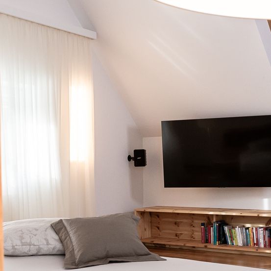 Bild enthält, Indoors, Interior Design, Computer Hardware, Hardware, Monitor, Screen, TV, Wood, Speaker, Living Room