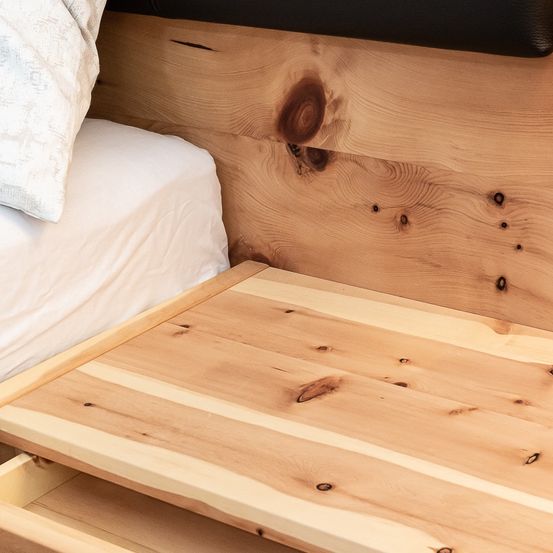 Bild enthält, Wood, Indoors, Interior Design, Hardwood, Stained Wood, Plywood, Drawer, Furniture