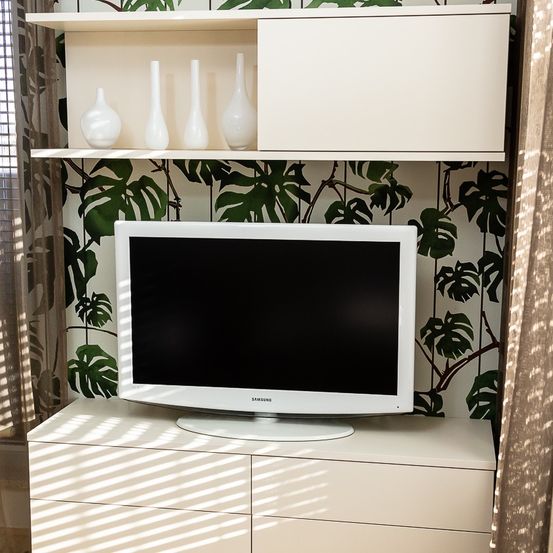 Bild enthält, Interior Design, Electronics, Screen, Computer Hardware, Hardware, Monitor, TV, Plant, Furniture, White Board