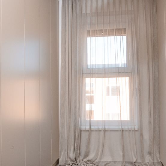 Bild enthält, Indoors, Interior Design, Handbag, Coat, Window, Windowsill, Home Decor, Furniture