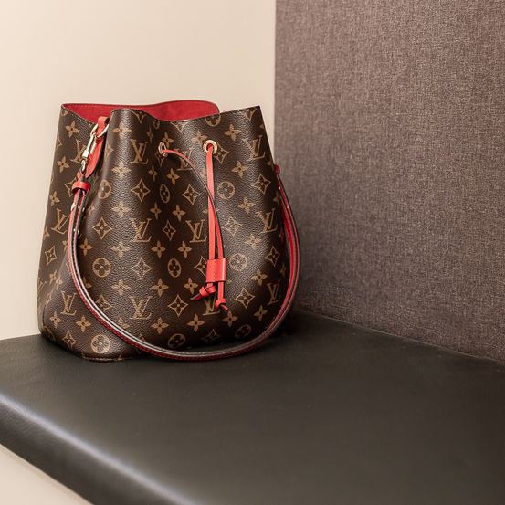 Bild enthält, Accessories, Bag, Handbag, Purse, Window, Windowsill