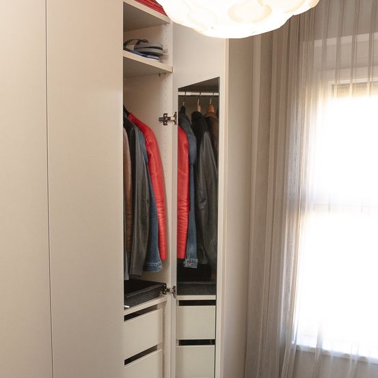 Bild enthält, Furniture, Closet, Wardrobe, Indoors, Lamp, Walk-In Closet